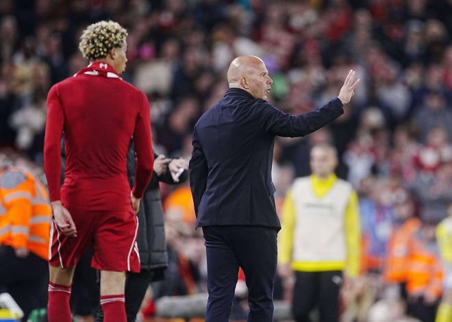 Arne Slot junto a Ekitike (Foto: Cordon Press)