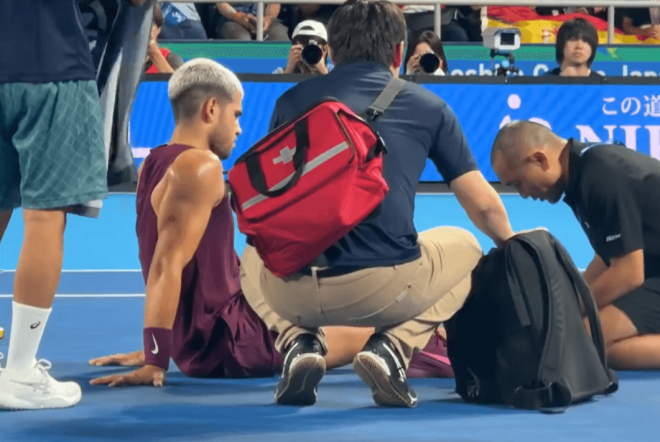 Carlos Alcaraz recibe asistencia médica en Tokio.