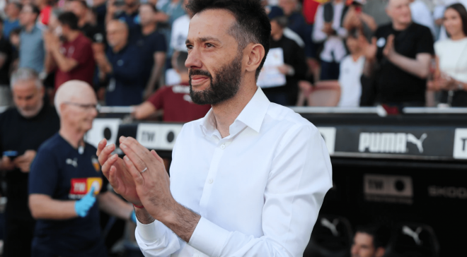 Carlos Corberán aplaude en Mestalla (Foto: Valencia CF)
