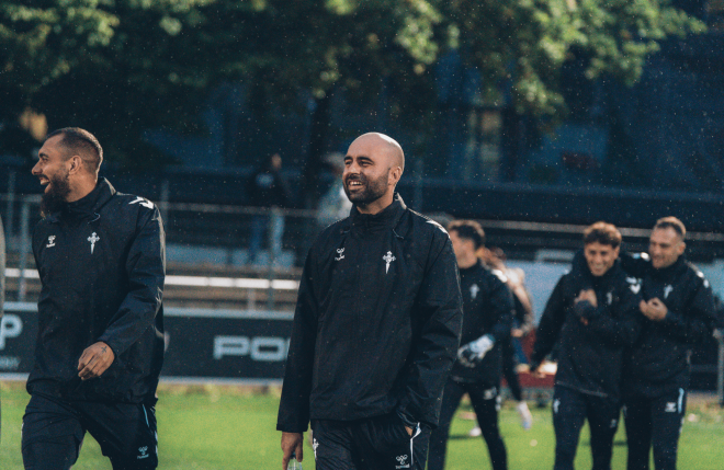 Claudio Giráldez y sus jugadores en Stuttgart (Foto: Celta).