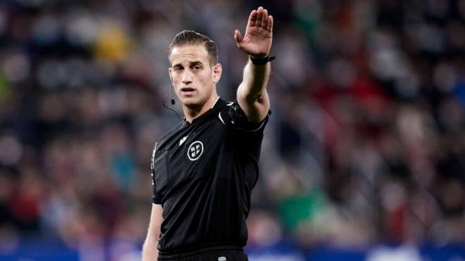 Javier Alberola Rojas en un partido de LALIGA (Cordon Press)