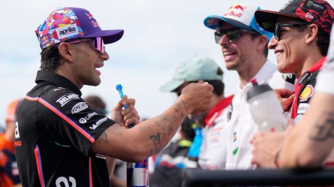 Jorge Martín, con los hermanos Márquez, en Japón (Foto: MotoGP).
