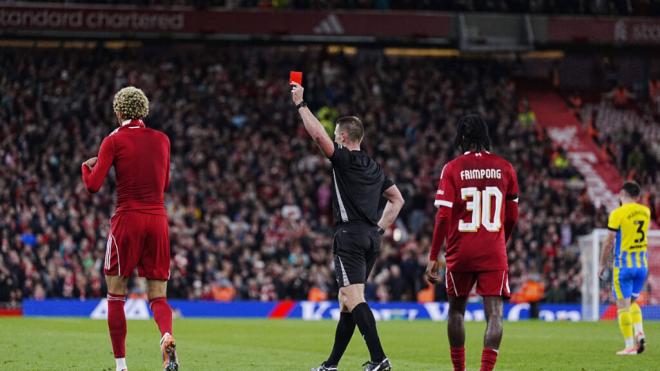 Ekitike ve la tarjeta roja (Foto: Cordon Press)