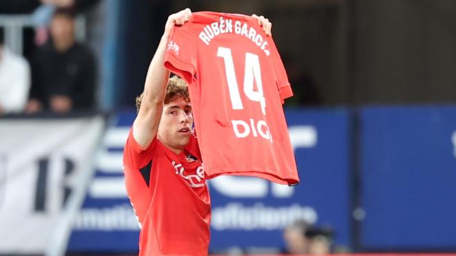 Víctor Muñoz dedicando el gol a Rubén García (Osasuna)