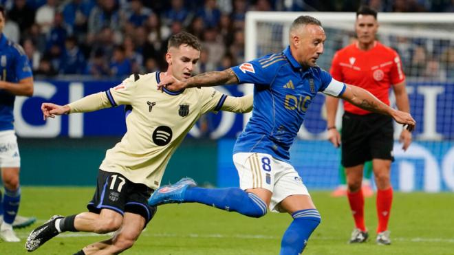 Santi Cazorla ante Marc Casadó durante el Real Oviedo - Barcelona (EFE).