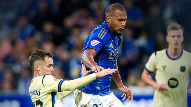 Salomon Rondón ante Marc Casadó en el Real Oviedo-Barcelona (foto: Real Oviedo X).
