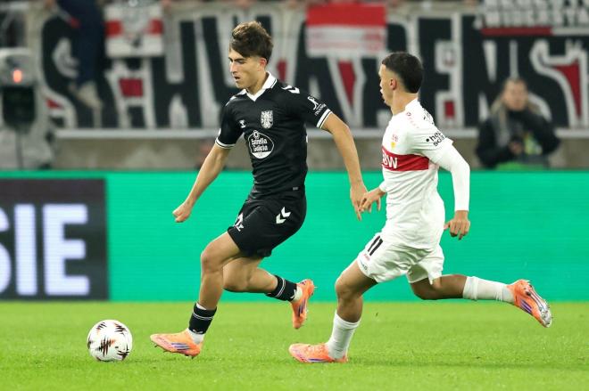 Javi Rodriguez, ante El Khannouss en el Stuttgart-Celta (Foto: EFE).