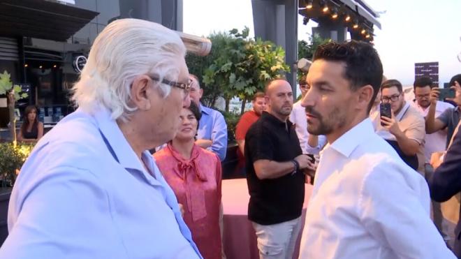 Curro Reyes, charlando con Jesús Navas.