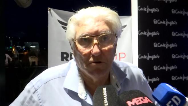 Curro Reyes, hablando ante los medios de comunicación.