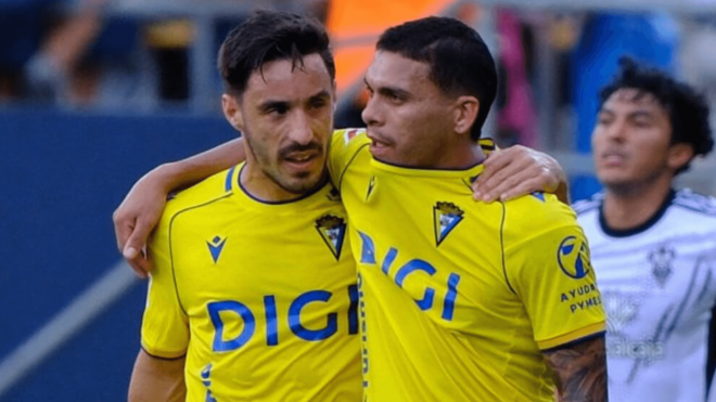 Isaac Carcelén celebra un gol con Brian Ocampo (Foto: LaLiga).