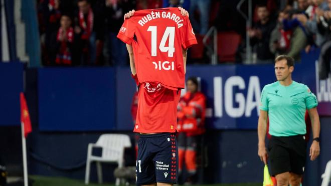 Víctor Muñoz dedica su gol en el Osasuna-Elche a Rubén García (Foto: Cordon Press).