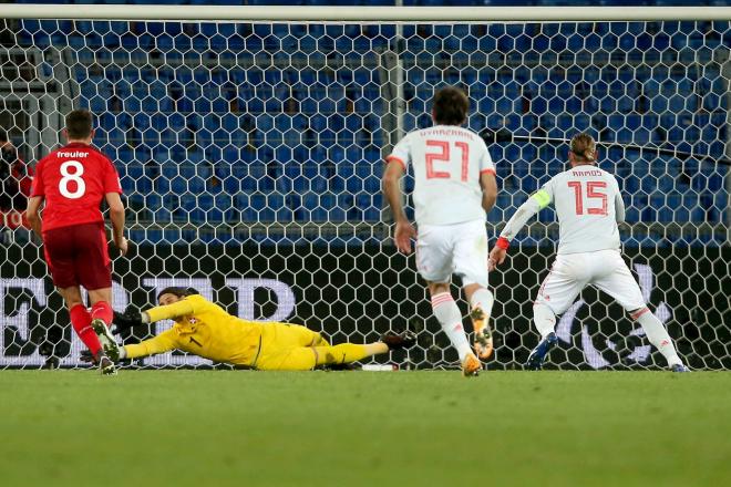 Yann Sommer le para un penalti a Sergio Ramos en 2020 (Foto: Cordon Press)