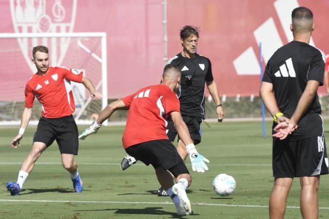 Matías Almeyda, en el entrenamiento de este viernes (Foto: Kiko Hurtado).