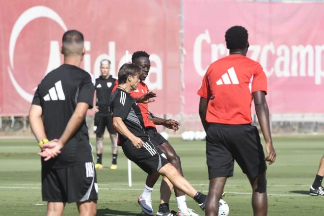 Matías Almeyda, en el entrenamiento de este viernes (Foto: Kiko Hurtado).