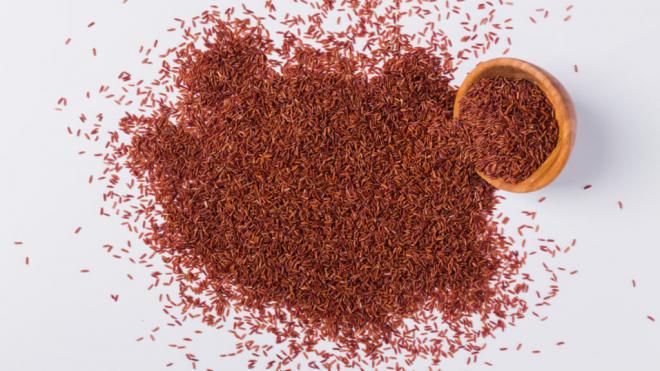 Bol de arroz rojo derramado (Foto: Freepik)