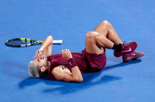 Carlos Alcaraz, tumbado sobre la pista de Tokio al torcerse el tobillo (FOTO: EFE).