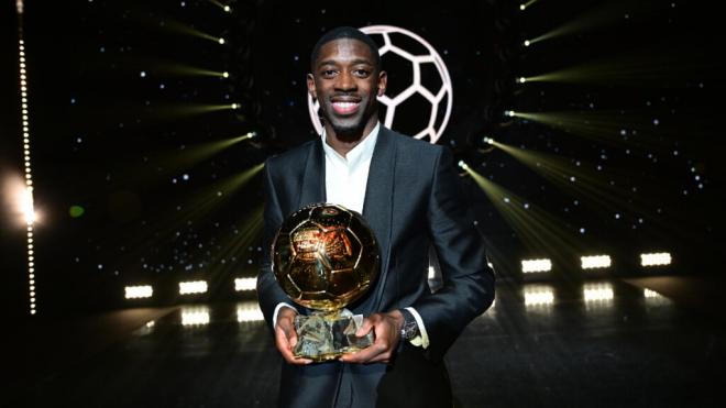Dembélé posando con el Balón de Oro (Cordon Press)