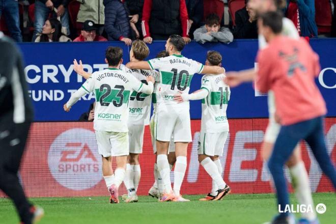 Rafa Mir, junto a compañeros del Elche, celebra el tanto de Pedrosa en El Sadar. (Foto: LALIGA)
