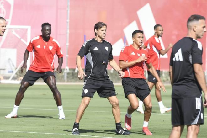 Almeyda y Alexis Sánchez, en el entrenamiento del viernes (Foto: Kiko Hurtado).