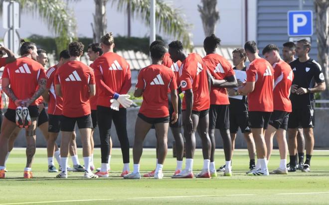 Los jugadores del Sevilla, en el entrenamiento del viernes (Foto: Kiko Hurtado).