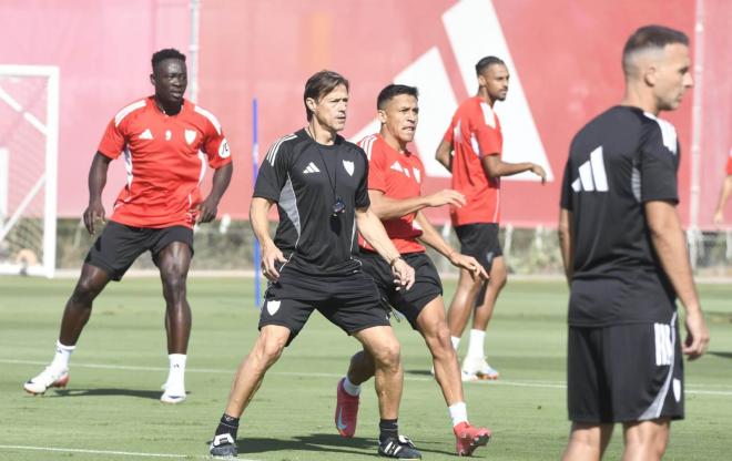 Almeyda y Alexis Sánchez, en el entrenamiento del viernes (Foto: Kiko Hurtado).