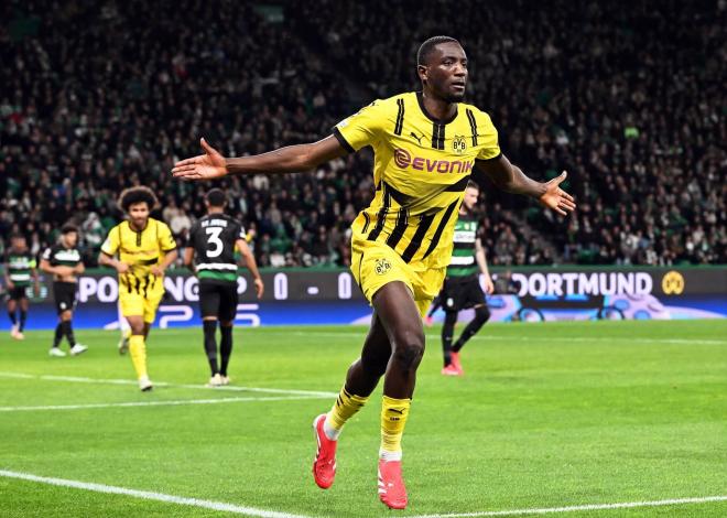 Serhou Guirassy celebra un gol con el Dortmund.