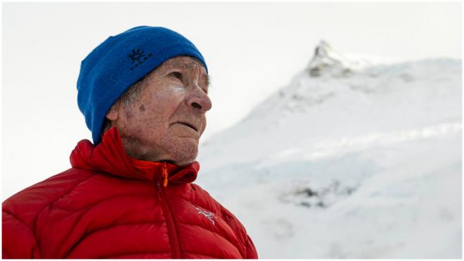 Carlos Soria llega a la cumbre del Manaslu 50 años después. (@RetoCarlosSoria)