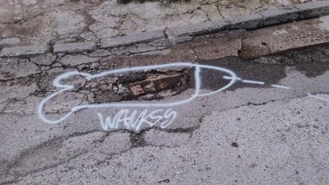 Por qué hay gente pintando penes en las carreteras de España y qué significan
