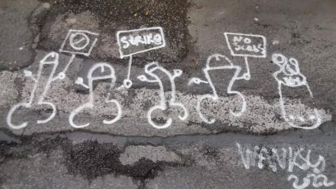 Por qué hay gente pintando penes en las carreteras de España y qué significan