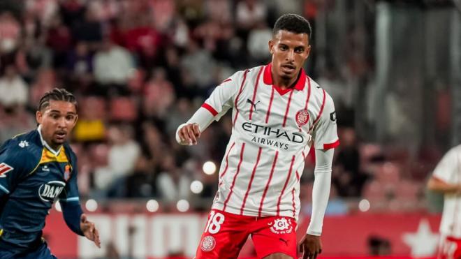 Vitor Reis y Tyrhys Dolan, durante el Girona-Espanyol (Foto: Girona X).