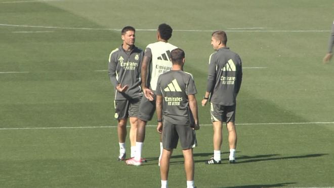 La charla de Xabi Alonso con Eder Militao