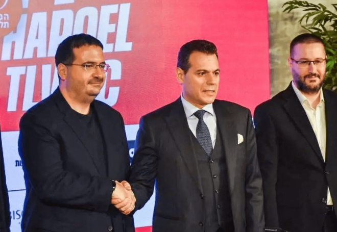 Ofer Yannay, izquierda, presenta a Itoudis, entrenador del Hapoel Tel Aviv (Foto: Eurocup)