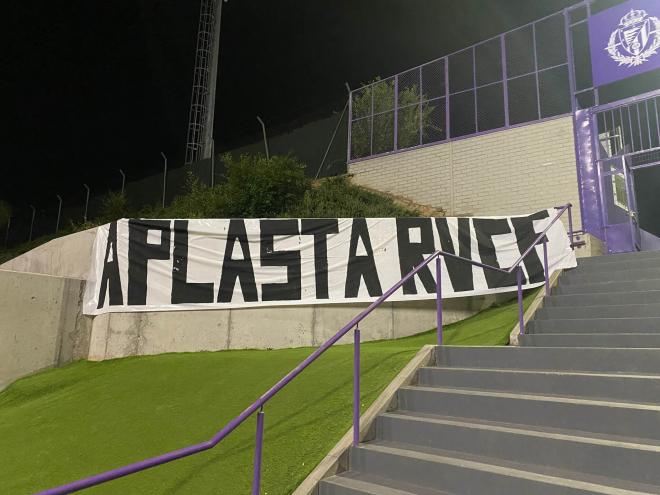 Pancarta en los aledaños de Zorrilla antes del derbi.