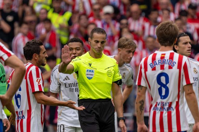 Alberola Rojas, en el derbi madrileño (Foto: Cordon Press).