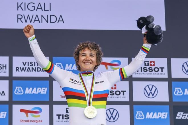Paula Ostiz celebra su conquista. (Foto: EFE)