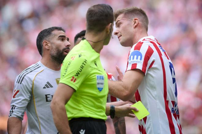 Dani Carvajal protesta con Sorloth en el derbi Atlético-Real Madrid (Foto: Cordon Press).