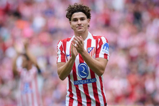 Julián Álvarez aplaude en el derbi Atlético-Real Madrid (Foto: Cordon Press).