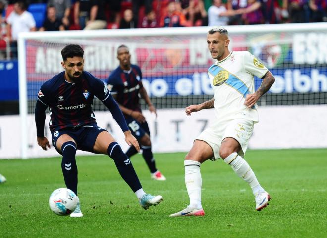Stoichkov da un pase en el Eibar-Deportivo (Foto: LALIGA).