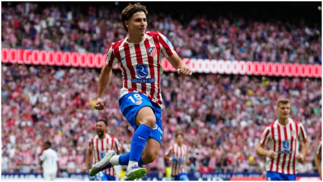 Julián Álvarez marca de penalti en el derbi. (EFE)