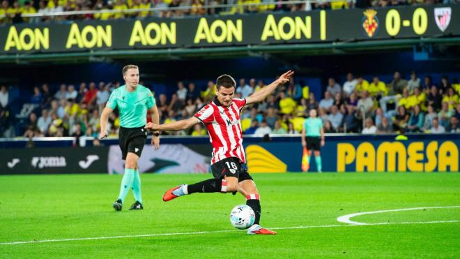 Iñigo Ruiz de Galarreta chuta ante el Villarreal en La Cerámica (Foto: Athletic Club).