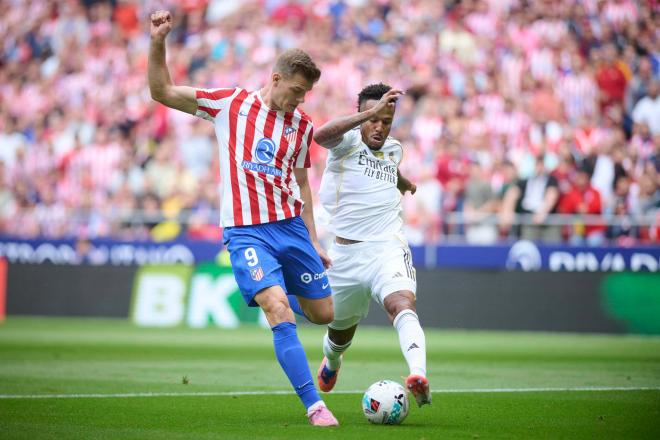 Acción de la lesión de Eder Militao en el derbi madrileño (Foto: Cordon Press).