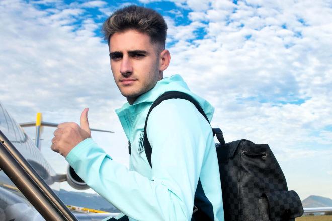 Gesto positivo de Robert Navarro al subir al avión; el martes se nos van a Dortmund (Foto: Athletic Club).
