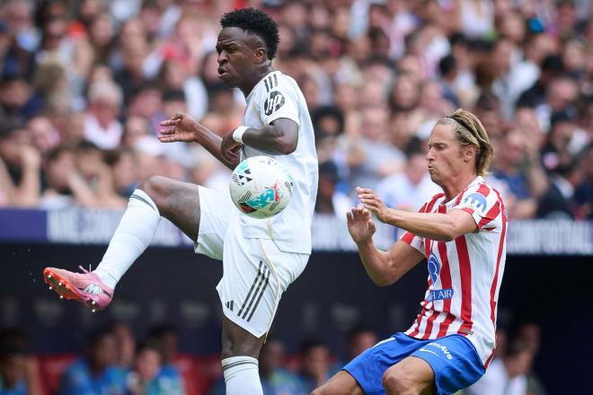 Vinicius Jr. suelta un balón delante de Marcos Llorente en el derbi (Foto: Cordon Press).