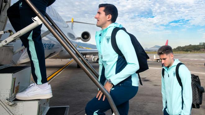 El central Dani Vivian al subir al avión rumbo a Dortmund para disputar la UEFA Champions League (Foto: Athletic Club).