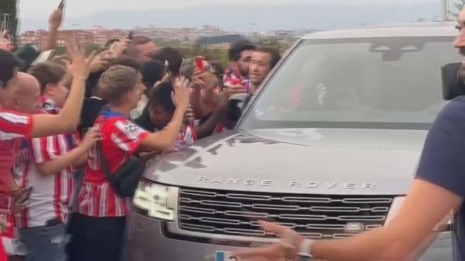 La locura de los aficionados a la salida de Simeone.