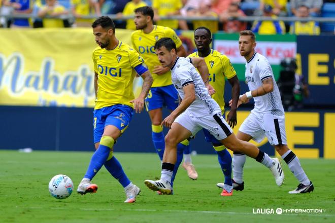 Suso ante el Ceuta en el Nuevo Mirandilla. (Foto: LALIGA)