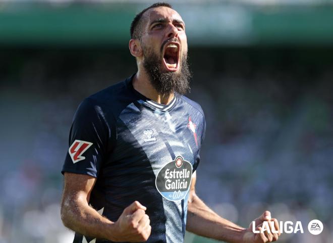 Borja Iglesias celebra su gol ante el Elche. (Foto: LALIGA)