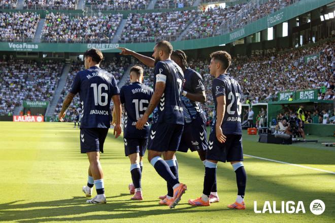Borja Iglesias celebra su gol ante el Elche. (Foto: LALIGA)