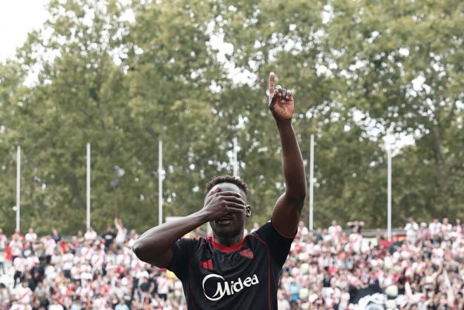 Akor Adams celebra su gol en Vallecas (Foto: EFE).