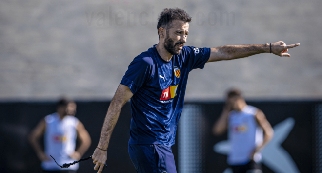 Corberán en el entrenamiento del Valencia CF este domingo (Foto: Valencia CF)